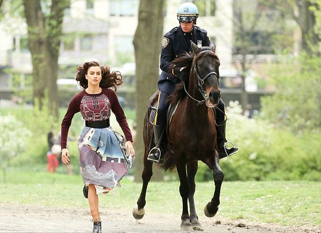 Irina corre mientras es perseguida durante la sesión de fotos