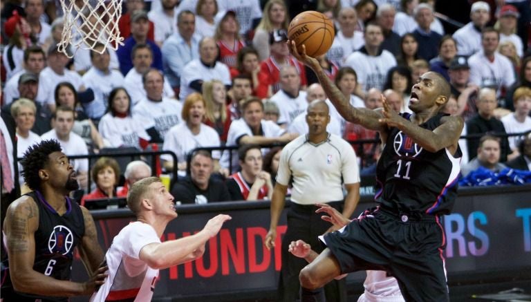 Jamal Crawford dispara sobre el centro de Mason Plumlee 