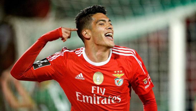 Raúl Jiménez celebra un gol con el Benfica