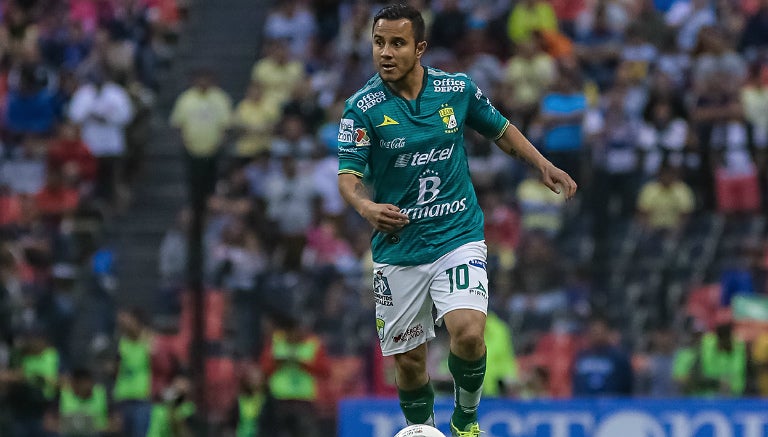 Montes conduce el esférico en el Azteca