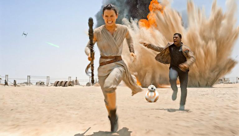 Rey corre con Finn hacia el Halcón Milenario