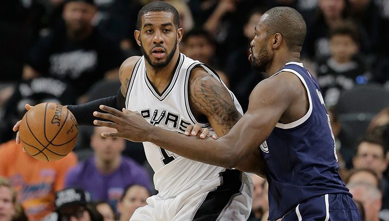 LaMarcus Aldridge cubre el balón frente a la presión de Serge Ibaka