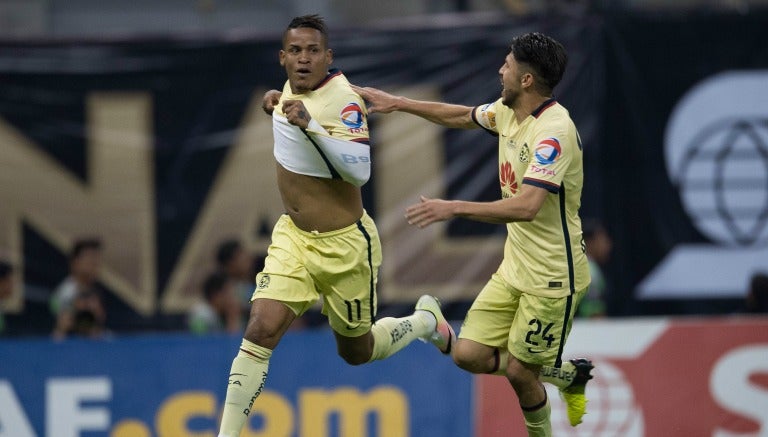 Michael Arroyo festeja un gol con América