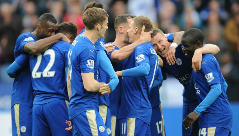 Jugadores de Leicester festejan anotación 