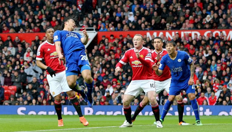 Okazaki pelea un balón dentro del área de los Red Devils