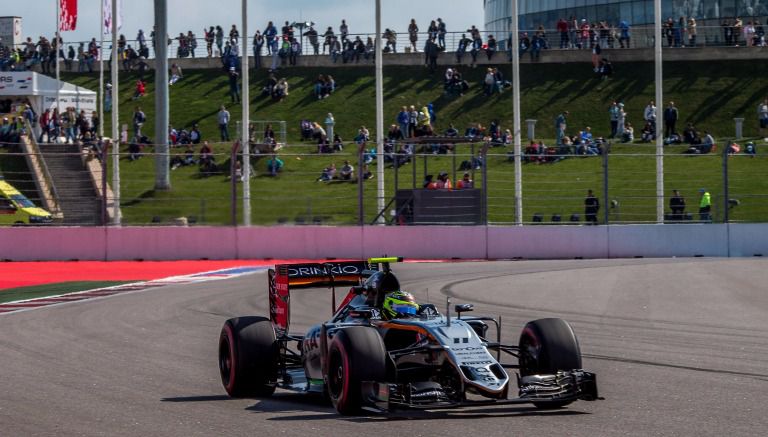 Checo Pérez, en su monoplaza durante el GP de Rusia