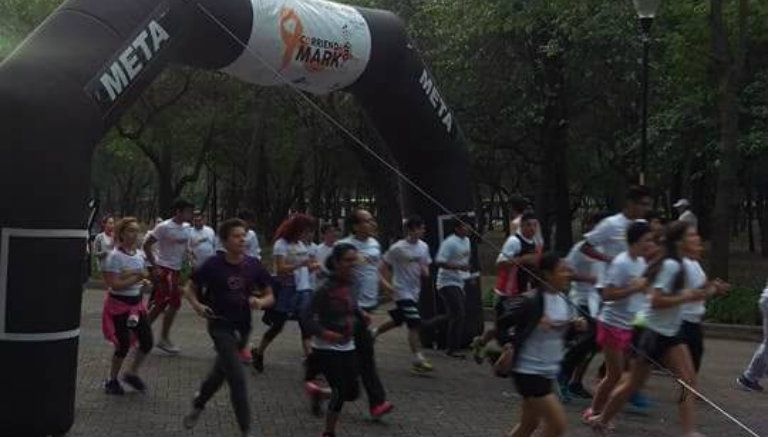 Competidores en el arranque de 'Corriendo por Mark'