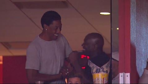 Pippen saluda a Jordan en el palco del American Airlines Arena