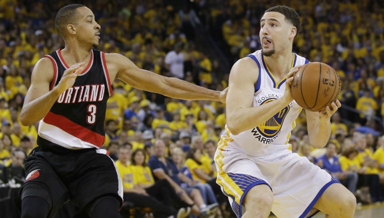 Klay Thompson prepara tiro al aro 