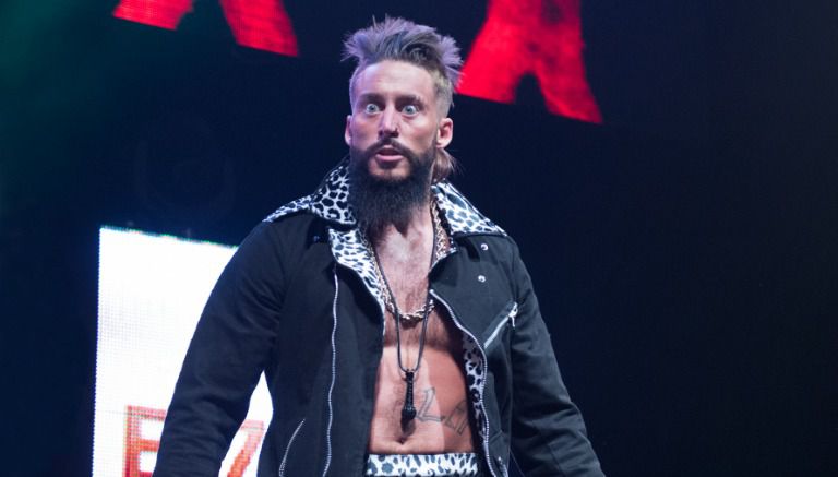 Enzo Amore hace su entrada al ring