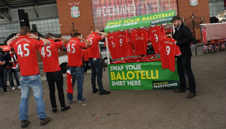 Aficionados cambian la playera de Balotelli.