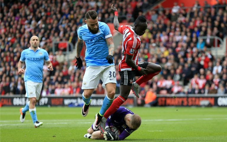 Joe Hart se lanza a los pies de Sadio Mané para evitar un gol