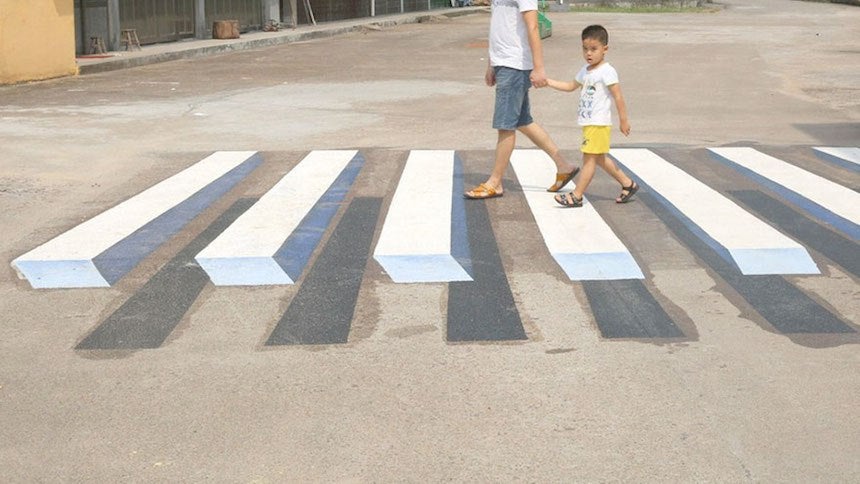 Niño ve sorprendido los señalamientos