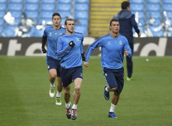 CR7 corre junto a sus colegas