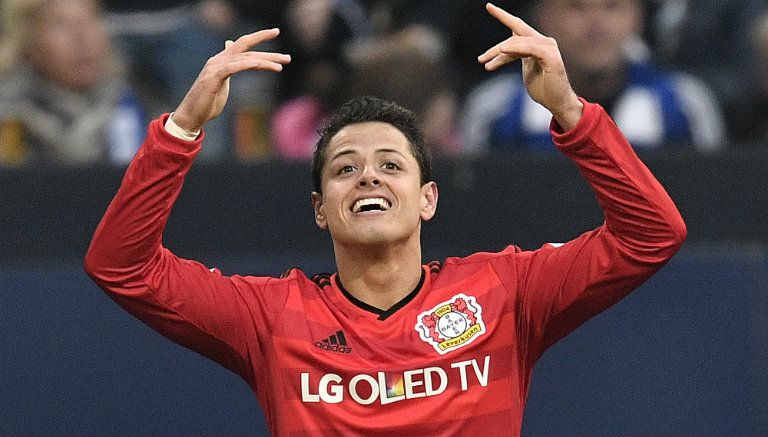 Chicharito festeja tras anotar con el Leverkusen