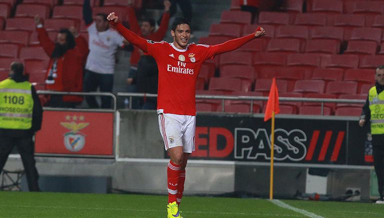 Jiménez celebra un gol con Benfica 