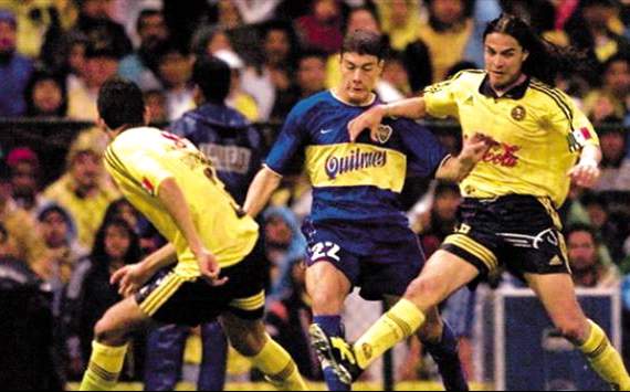 Disputa del esférico en juego de Libertadores entre América y Boca