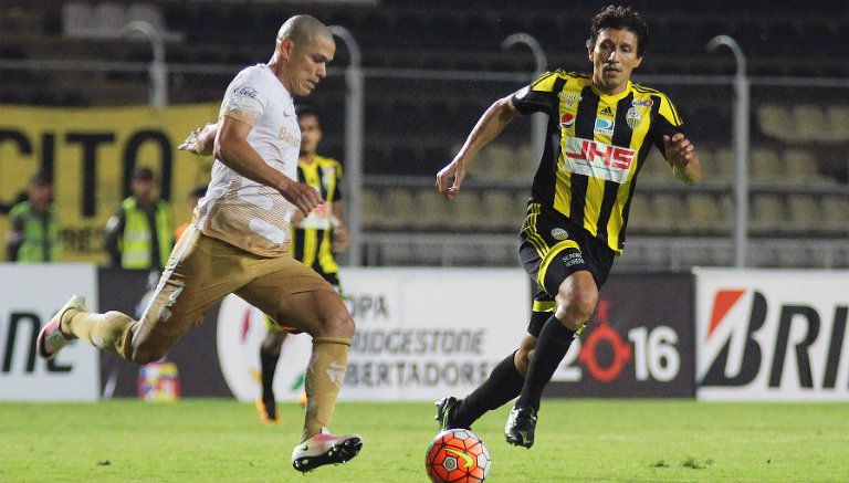 Verón conduce el esférico contra Deportivo Táchira