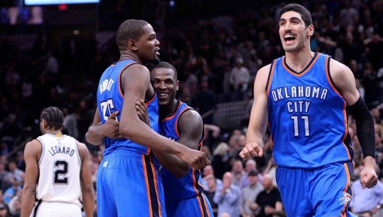 Jugadores del Thunder  celebran al derrotar a los Thunder 