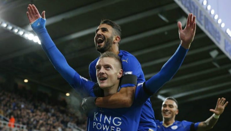 Vardy y Mahrez celebran un gol en un partido