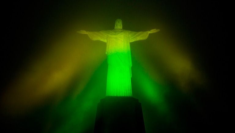 El Cristo de Corcovado, iluminado de verde y amarillo por los Juegos Olímpicos