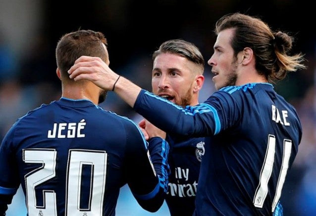 Jugadores del Real Madrid celebran gol 