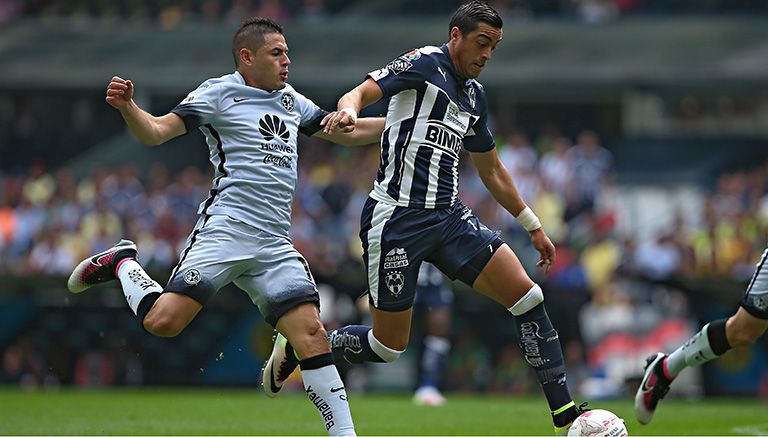 Funes Mori disputa el balón en el juego contra América 