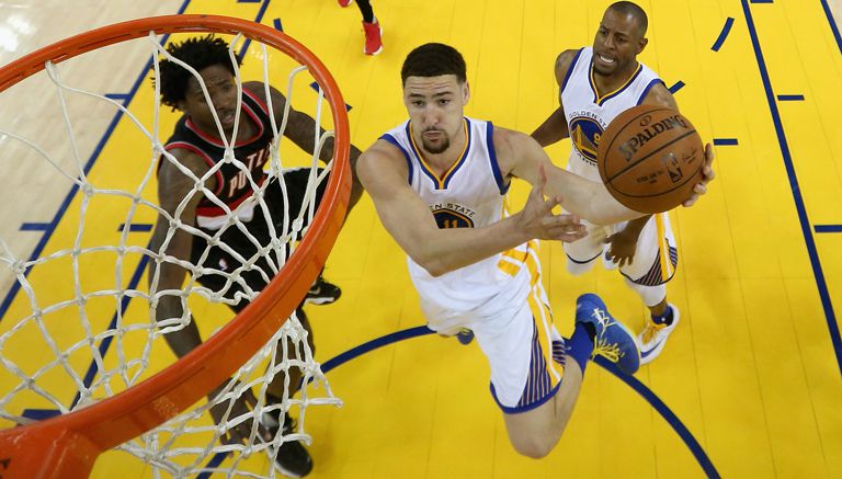 Klay Thompson salta en busca de encestar