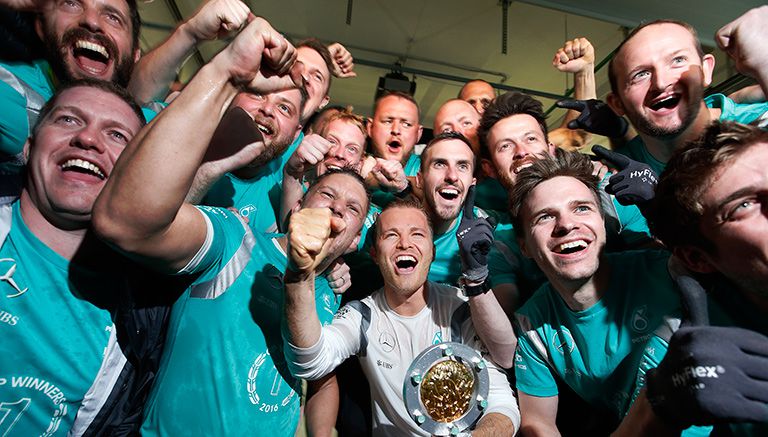 Nico Rosberg celebra con su equipo tras ganar el GP de Rusia