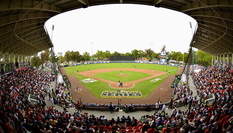 El Fray Nano, durante el partido entre Padres y Astros de la Mexico City Series