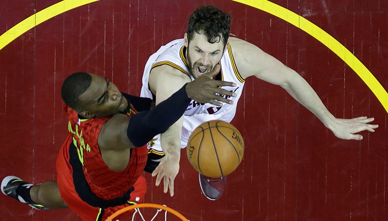 Kevin Love dispara ante la marca de Paul Millsap, de los Hawks