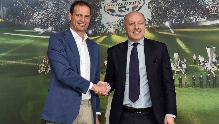 Allegri posa tras su renovación con el equipo