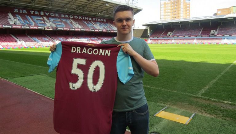 Sean Allen posa con su camiseta de los Hammers