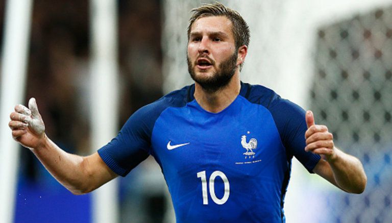 André-Pierre Gignac festeja una anotación con Francia