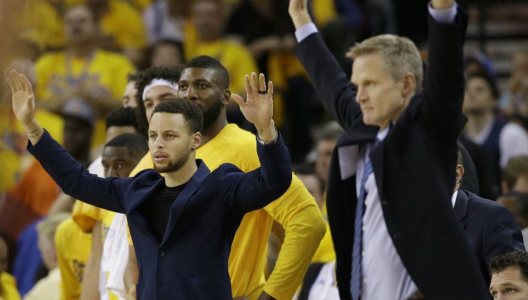 Curry y Kerr festejan en la banca de los Warriors