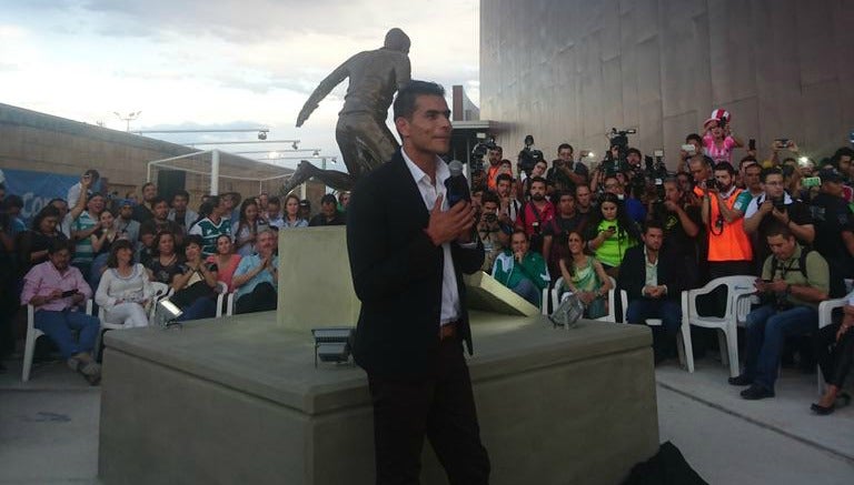 Oswaldo Sánches durante la develación de su estatua