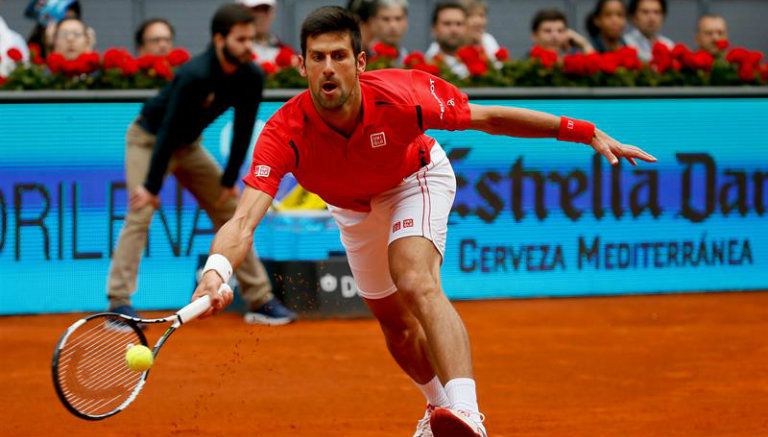 Djokovic se estira para evitar el punto