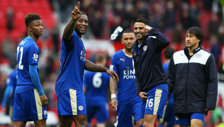 Jugadores del Leicester City bromean en la cancha