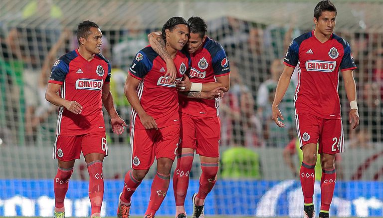 Jugadores de Chivas festejan con Gullit su gol frente a Santos