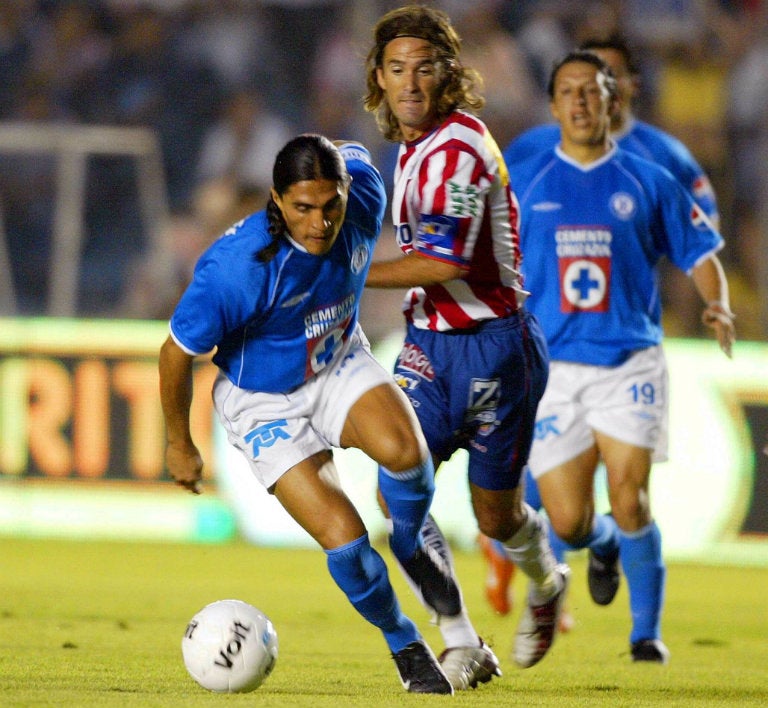 Palencia conduce el balón contra Chivas 