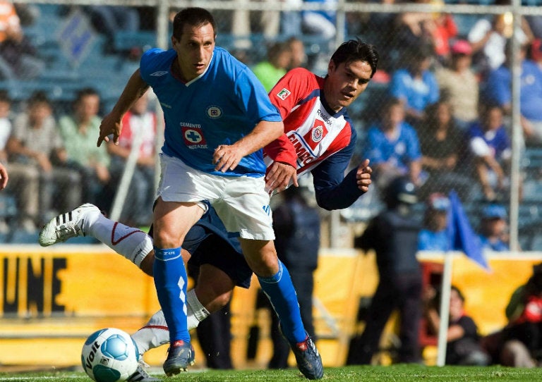 Cruz Azul conduce el balón en juego contra Chivas