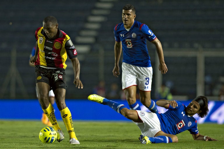 Gerardo Flores se barre para intentar recuperar el balón