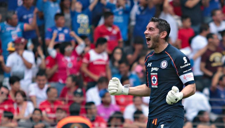 Jesús Corona festeja un gol de Cruz Azul