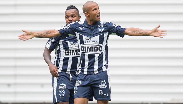 Carlos Sánchez festeja gol con Rayados