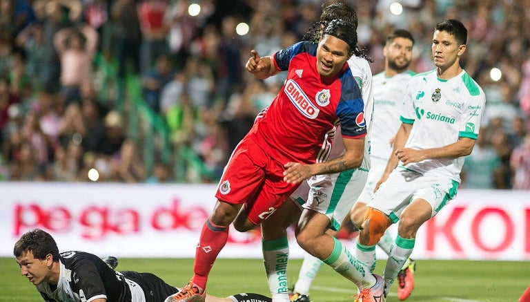 Carlos 'Gullit' Peña festeja el gol contra Santos