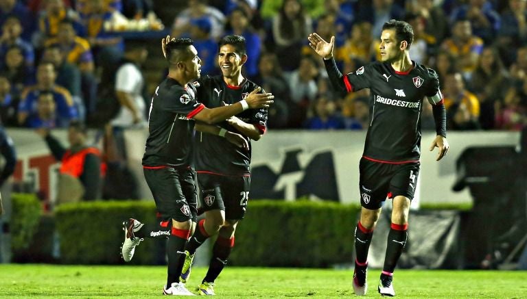 Juan Carlos Medina y Rafael Márquez festejan un gol