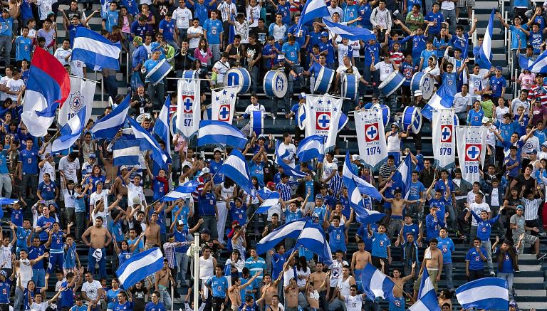 Aficionados de Cruz Azul durante un encuentro