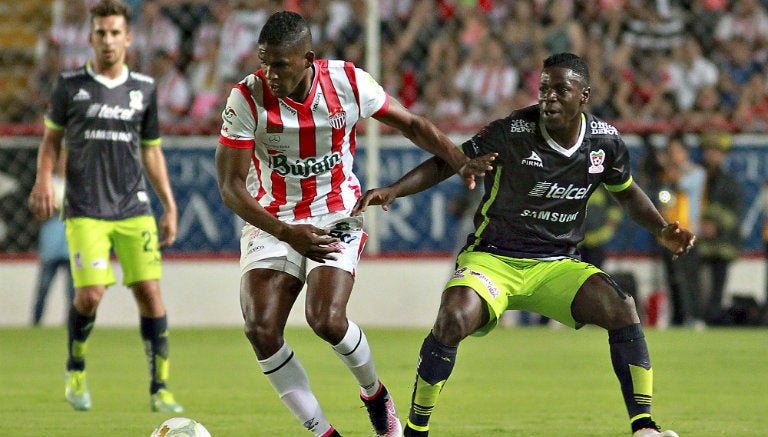 Jugadores de Necaxa y Mineros pelean por el balón 