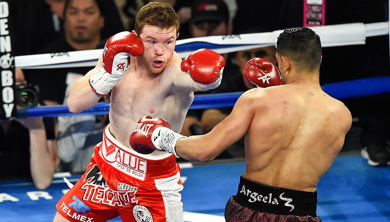 El Canelo lanza un golpe hacia Amir Khan