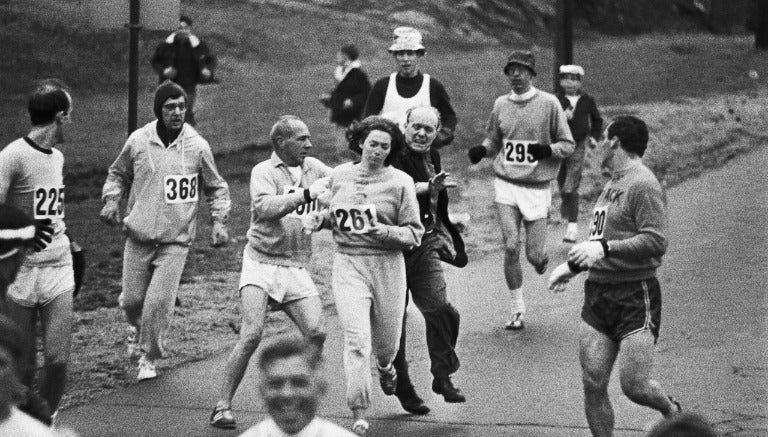 Un oficial intentó sacar a Kathrine Switzer del Maratón